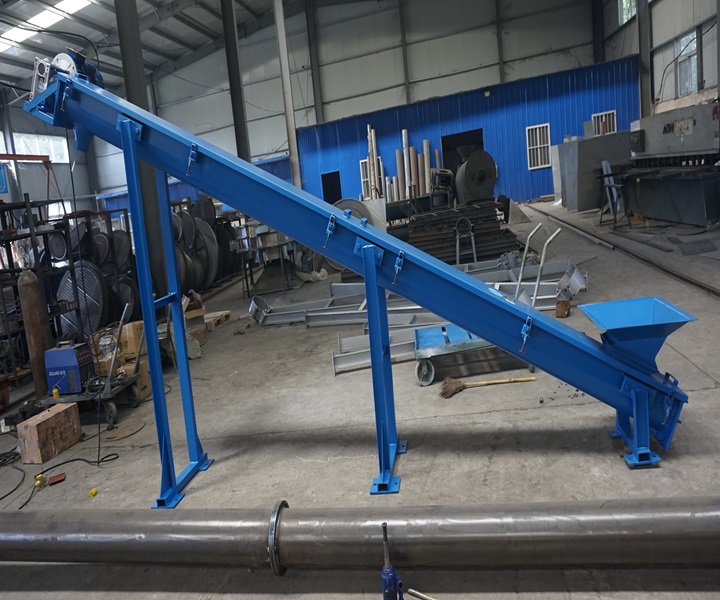 Inclined shaftless screw conveyor